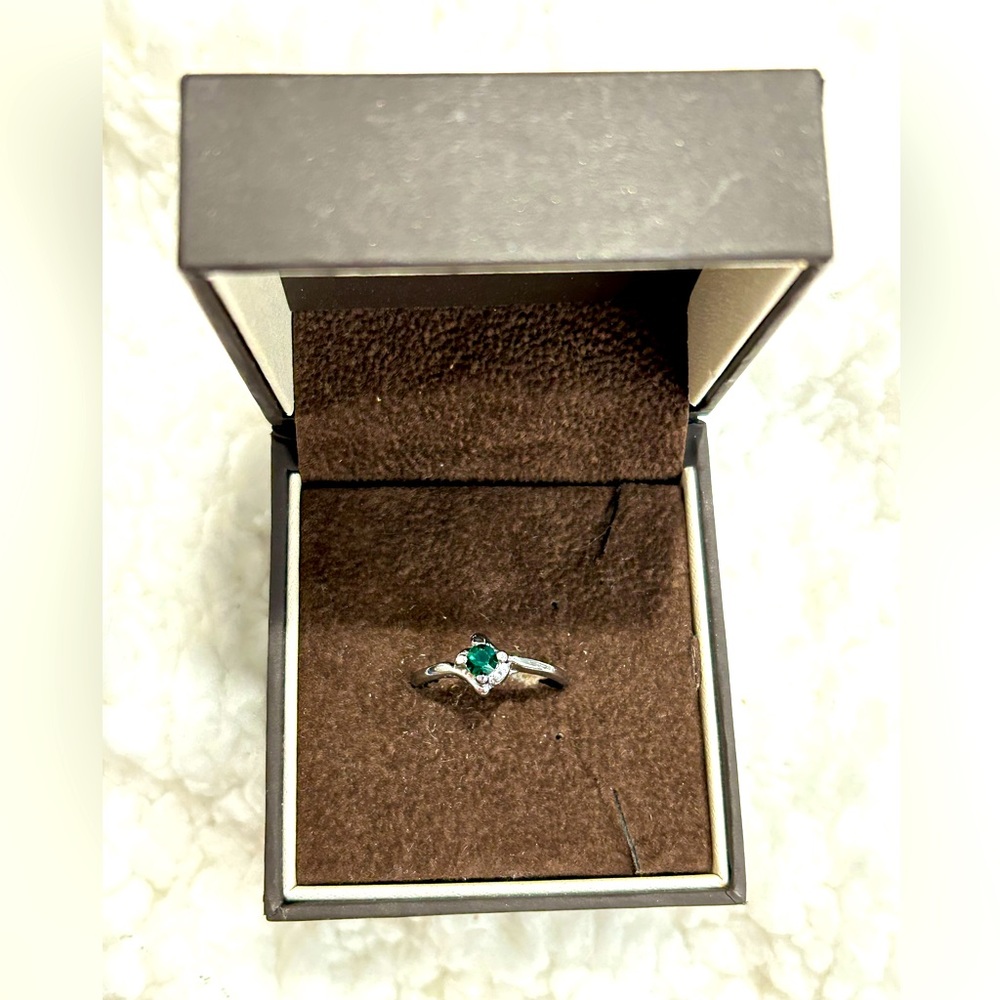 Green Gem Ring with prongs